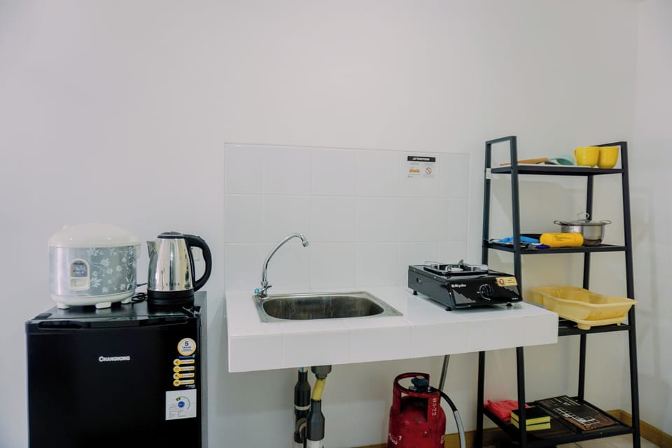 Studio | Private kitchen | Full-size fridge, stovetop