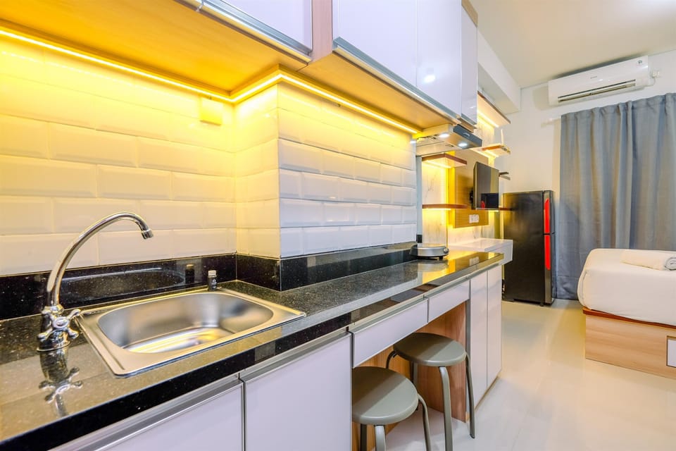 Studio | Private kitchen | Full-size fridge, stovetop
