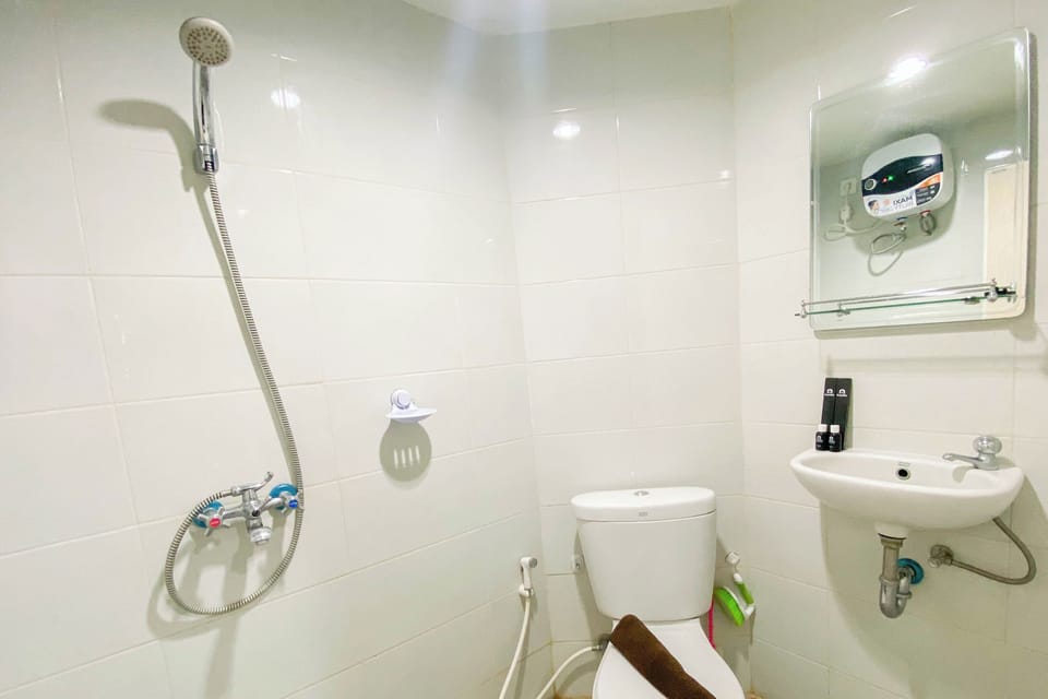 Apartment | Bathroom | Shower, free toiletries, towels