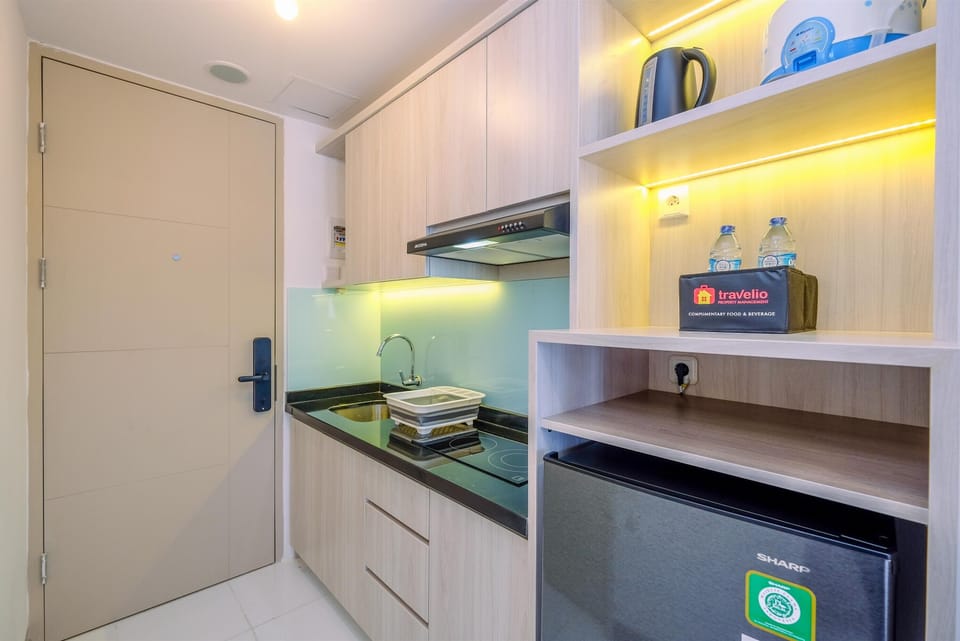 Studio | Private kitchen | Full-size fridge, stovetop