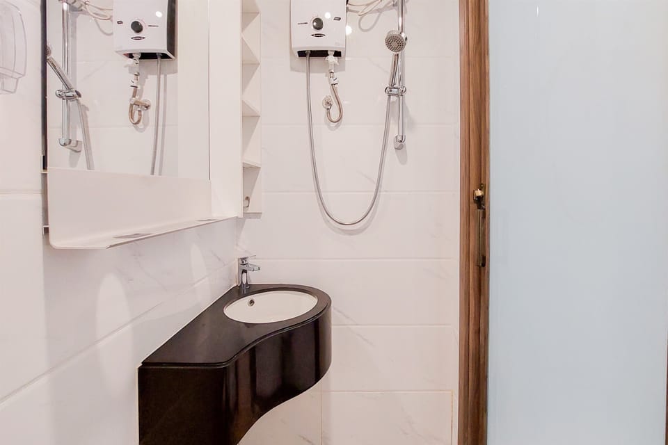 Studio | Bathroom | Shower, free toiletries, towels