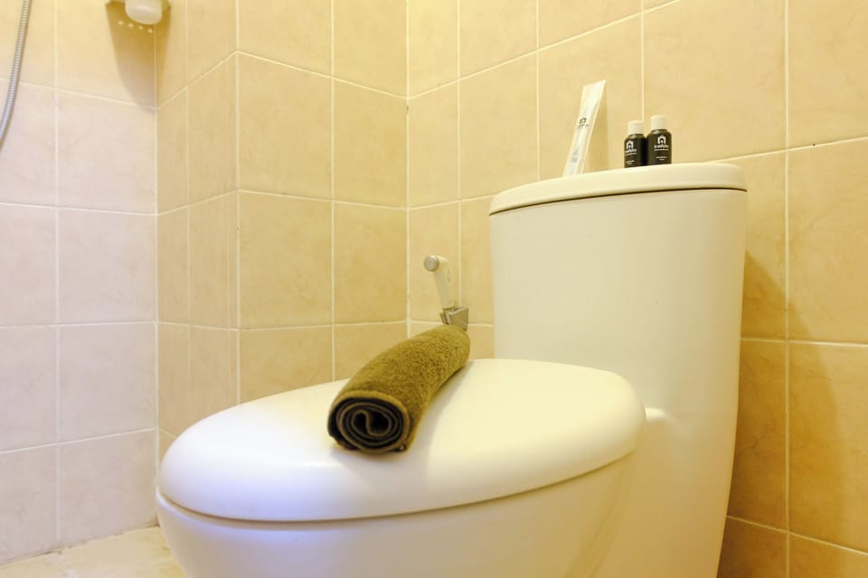 Studio | Bathroom | Shower, free toiletries, towels