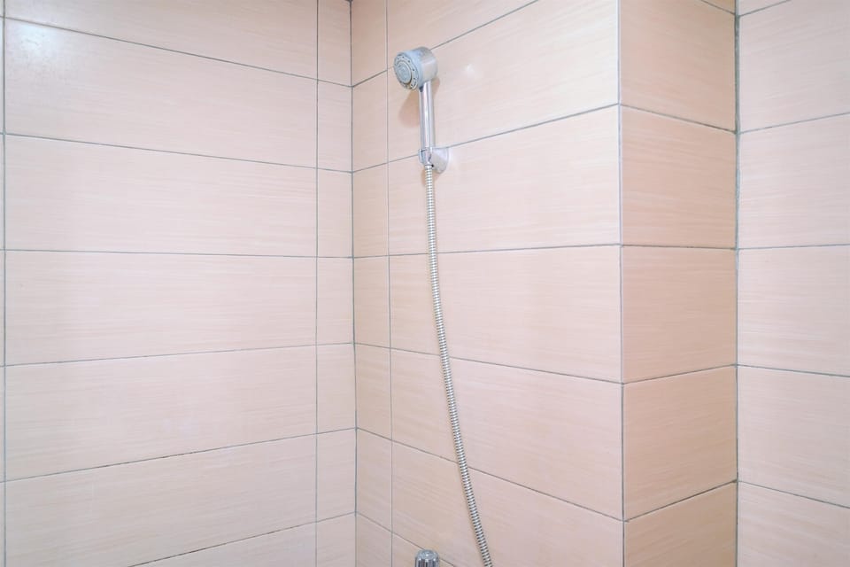 Studio | Bathroom | Shower, towels