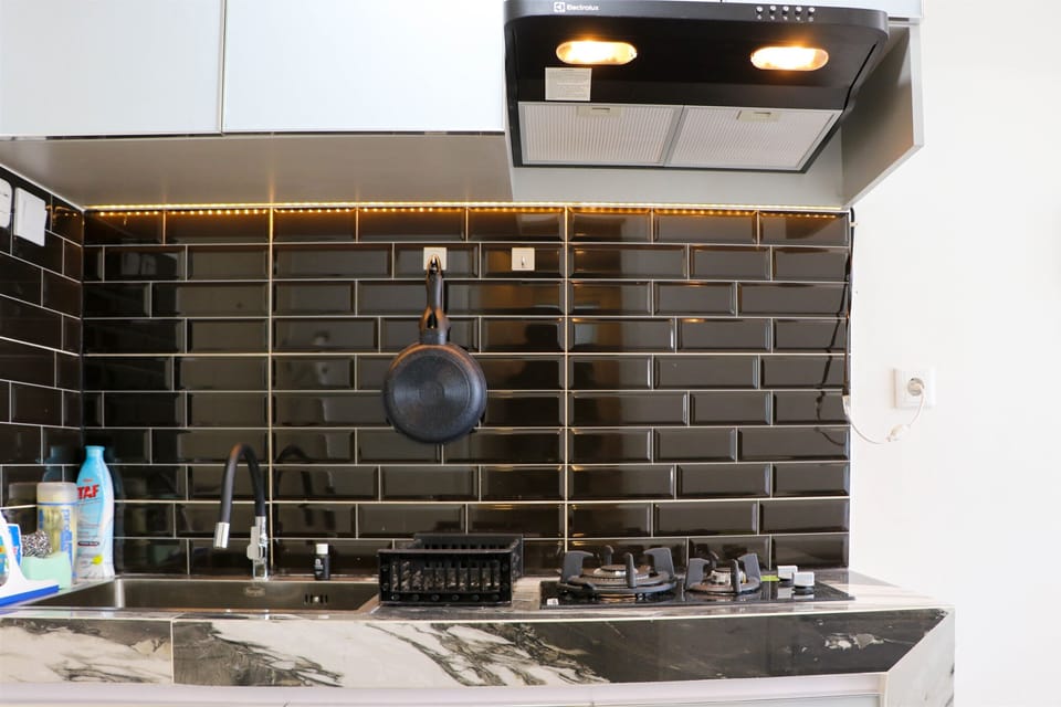 Studio | Private kitchen | Full-size fridge, stovetop