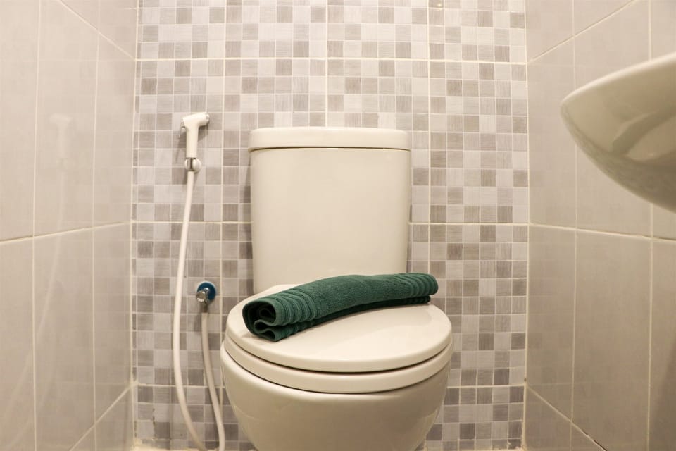 Studio | Bathroom | Shower, towels