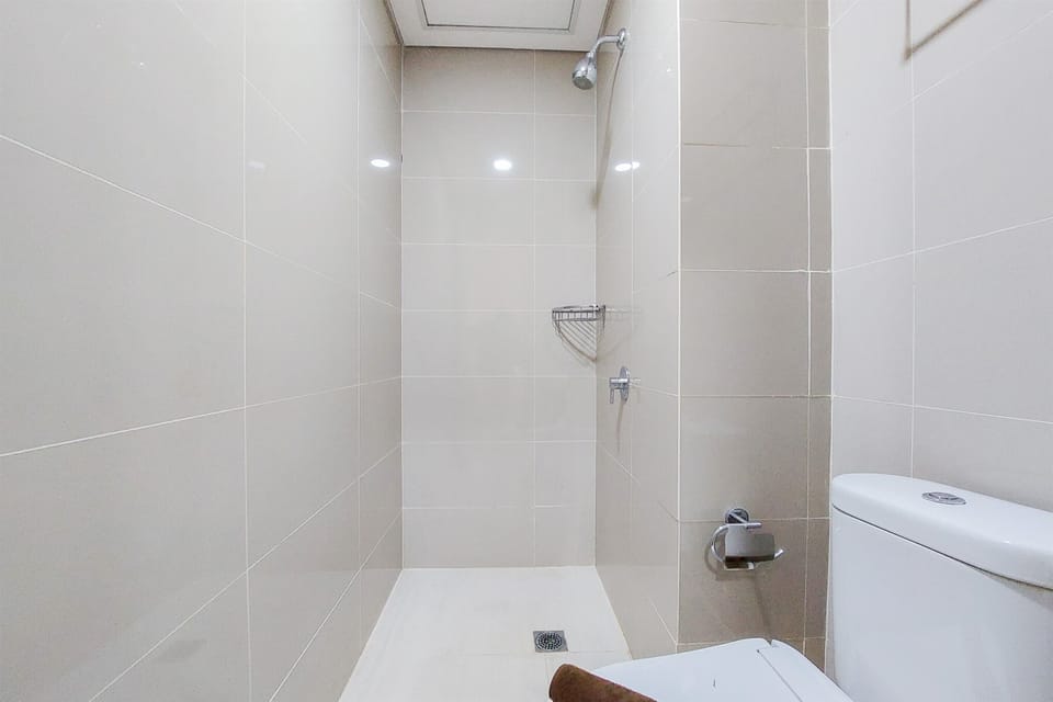 Studio | Bathroom | Shower, towels