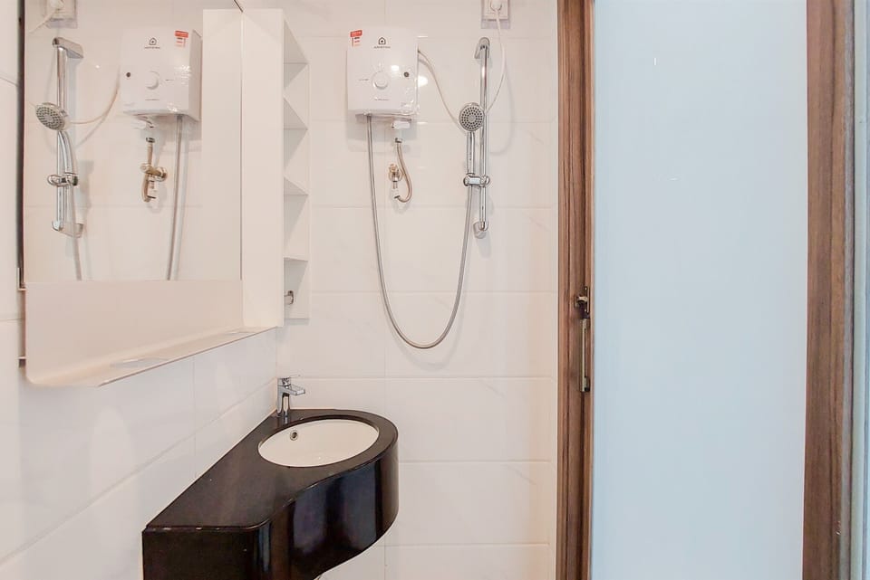 Studio | Bathroom | Shower, towels