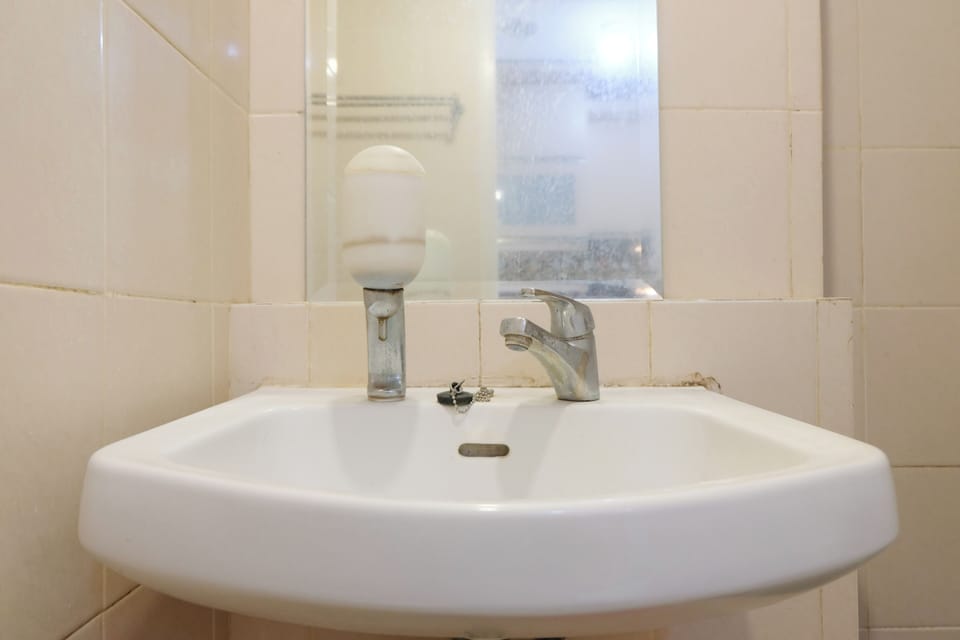 Studio | Bathroom | Shower, towels