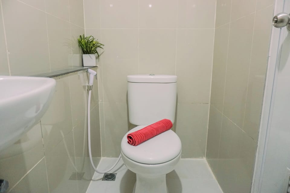 Studio | Bathroom | Shower, towels