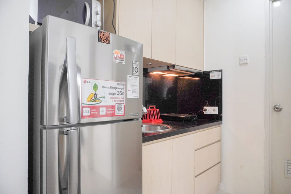 Full-size fridge, stovetop