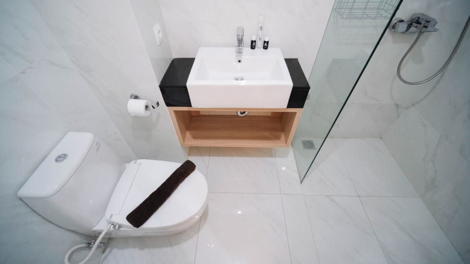 Studio | Bathroom | Shower, towels