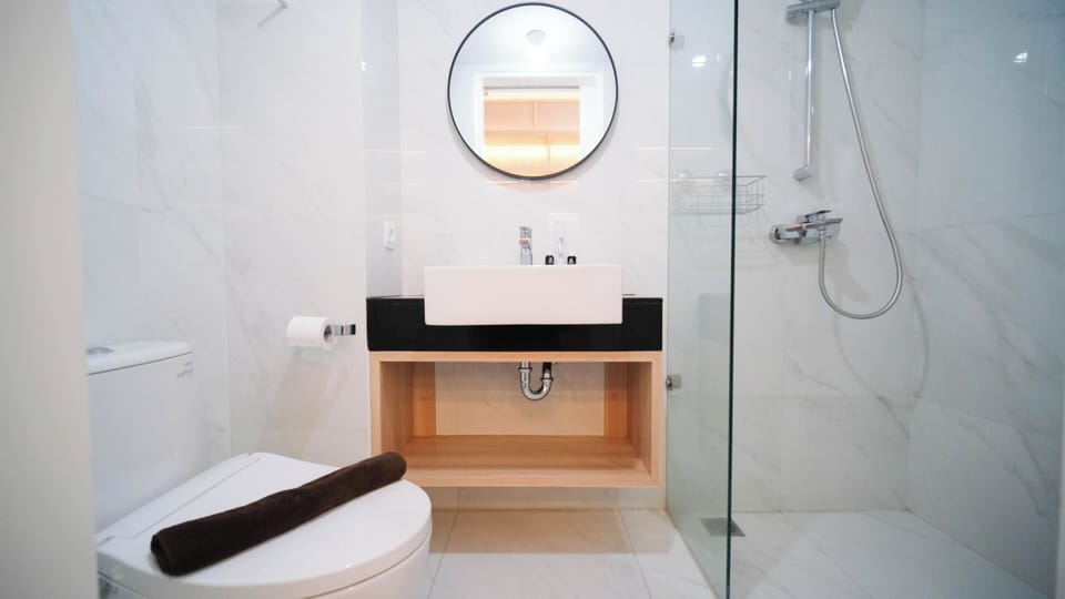 Studio | Bathroom | Shower, towels