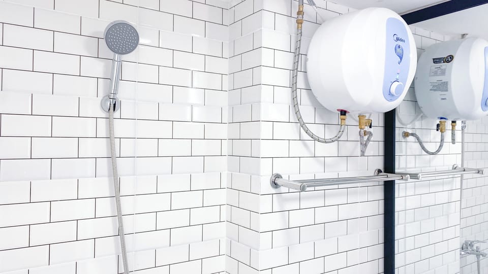 Studio | Bathroom | Shower, towels