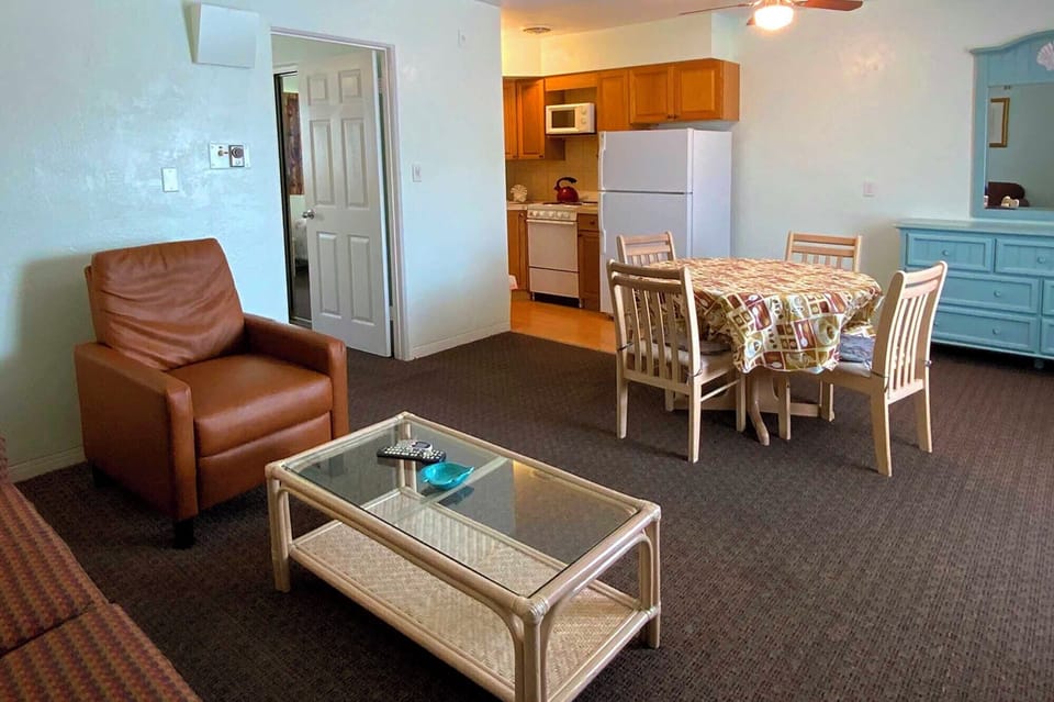 Deluxe Suite, 2 Double Beds, Courtyard Area | Living area | 42-inch TV with cable channels
