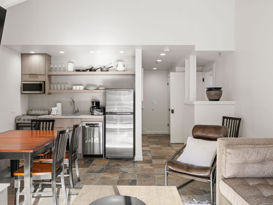Kitchenette / Dining Area