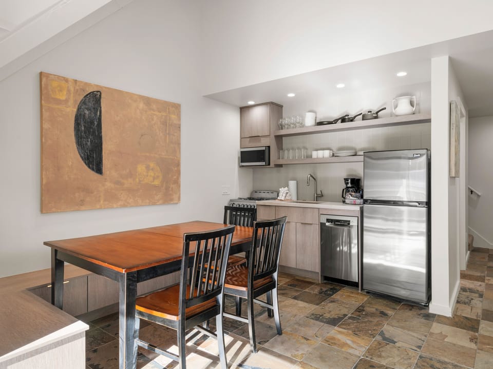 Kitchenette / Dining Area