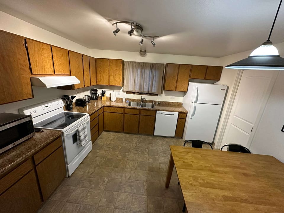 Full Kitchen with Four-Seat Dining Table