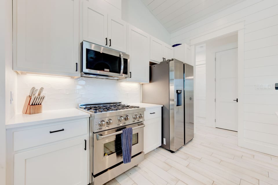 Kitchen w/ Premium Gas appliances and Fridge!