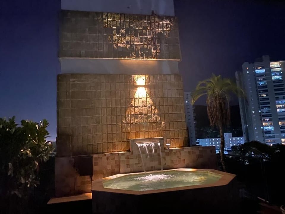 Apartment | Outdoor spa tub