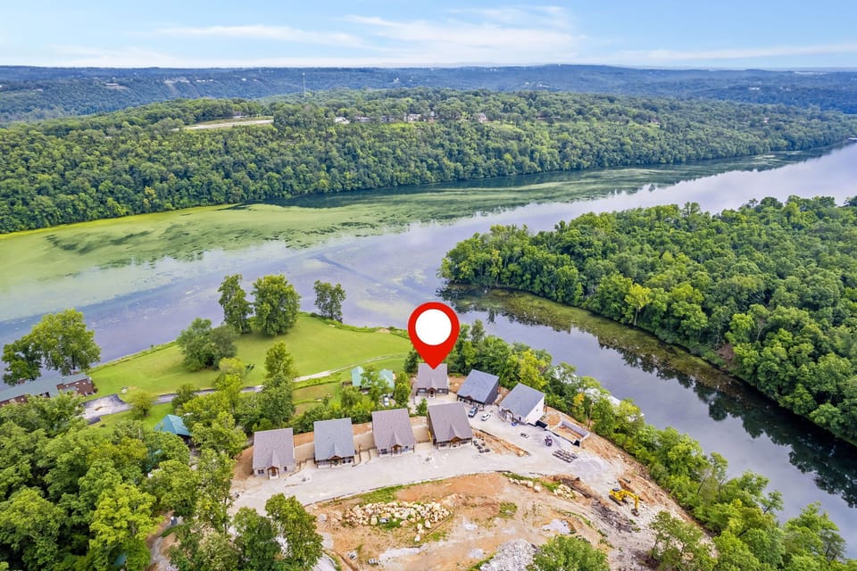 Aerial view of the home and the proximity to the lake.