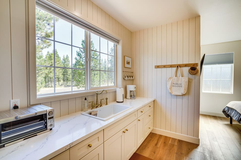 Kitchenette | Single Story | Slow Cooker | Toaster | Spices
