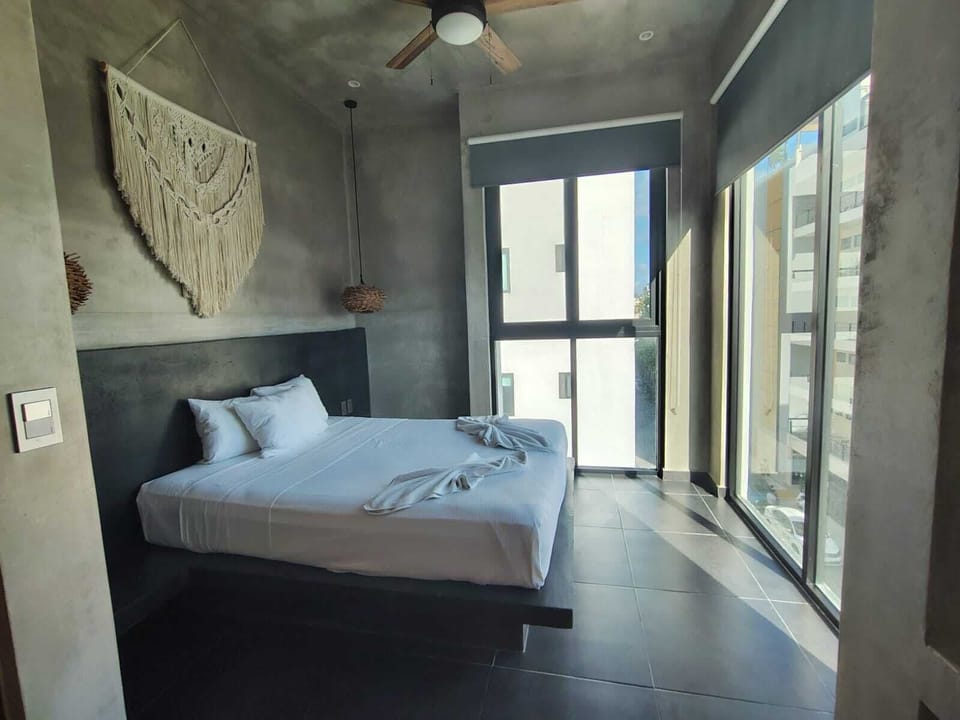 Deluxe Studio Suite | In-room safe, desk, bed sheets