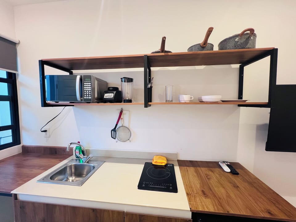Basic Double Room | Private kitchen | Mini-fridge, microwave, stovetop, cookware/dishes/utensils