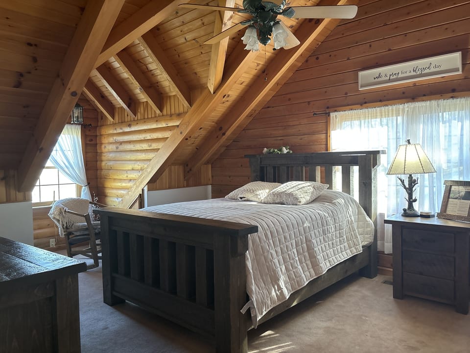 Upstairs bedroom w queen bed 