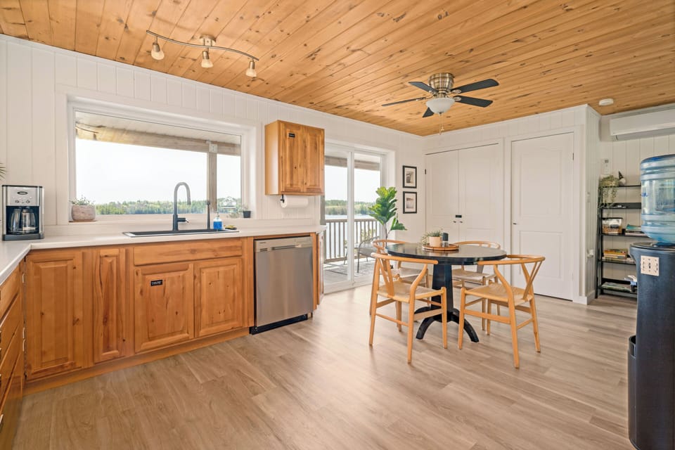 If you look to the top right of this photo, that's our heat pump so yes we have air conditioning!