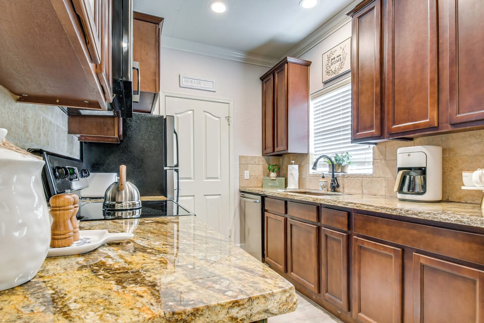 Kitchen | Cooking Basics | Coffee Maker | Paper Towels/Trash Bags Provided