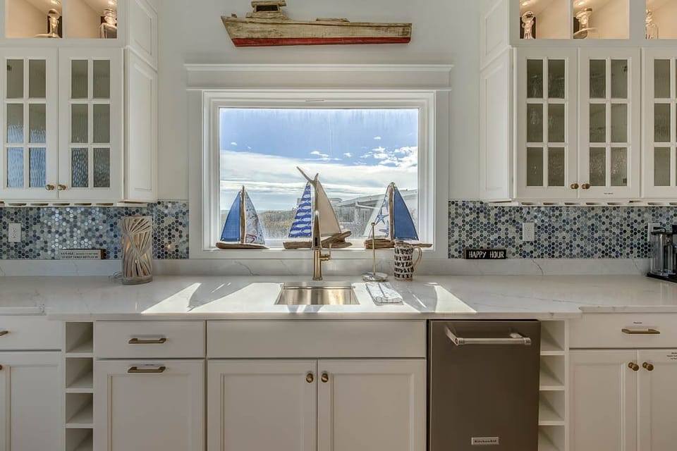 Mid-Level Kitchen with Bar (seats 7)