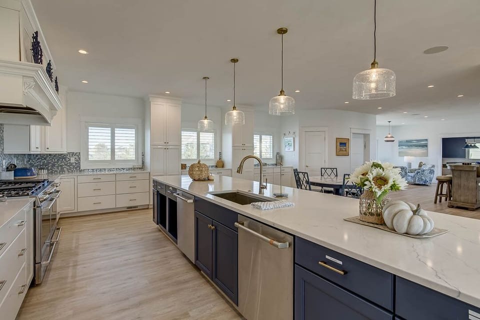 Mid-Level Kitchen with Bar (seats 7)