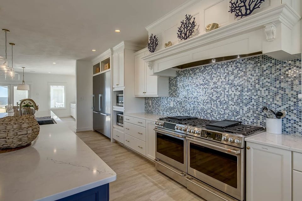 Mid-Level Kitchen with Bar (seats 7)
