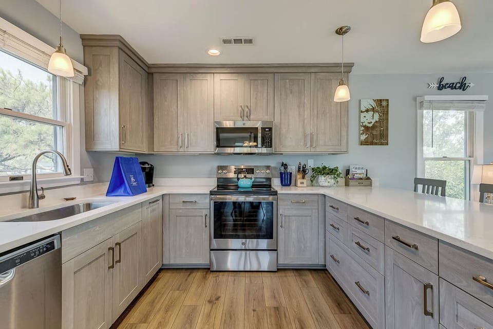Top-Level Kitchen with Bar (seats 4)