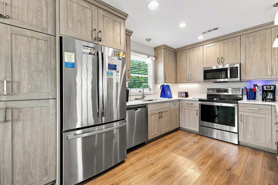 Top-Level Kitchen with Bar (seats 4)