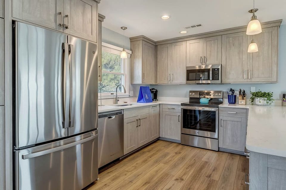 Top-Level Kitchen with Bar (seats 4)