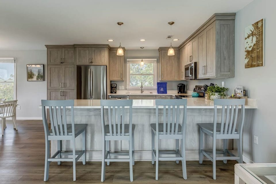 Top-Level Kitchen with Bar (seats 4)