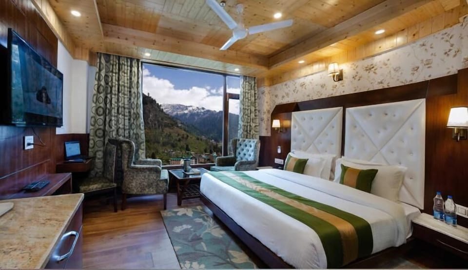 Deluxe Room | 1 bedroom, iron/ironing board, free WiFi
