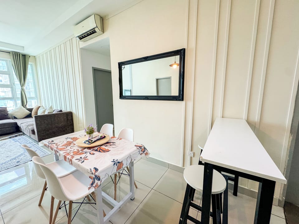 Comfort Apartment, 3 Bedrooms, Non Smoking, City View | Living area