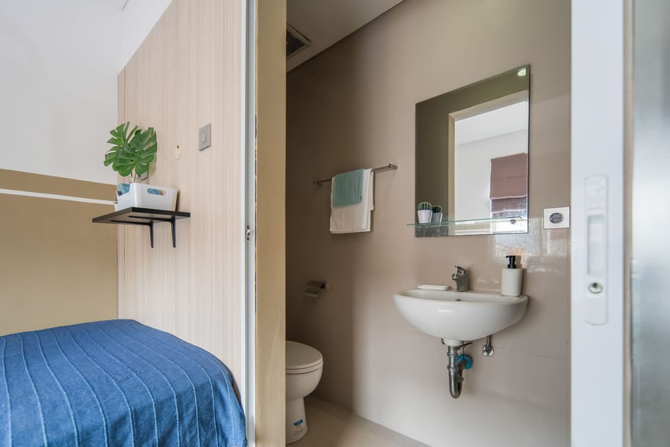 Standard Room | Bathroom | Shower, towels