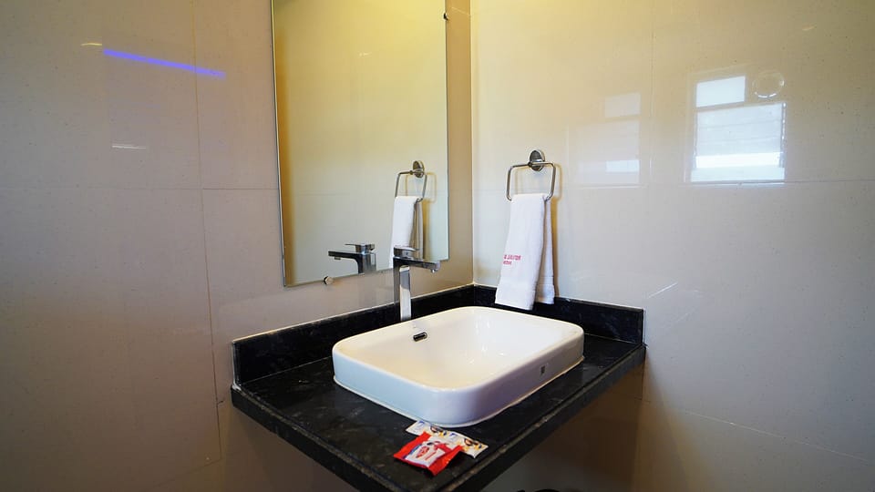 Family Quadruple Room, Multiple Beds, Garden View | Bathroom | Eco-friendly toiletries