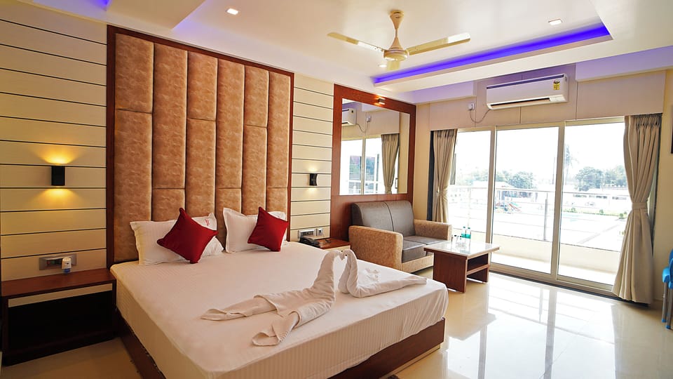 Executive Double Room, 1 King Bed, Executive Level | Soundproofing, free wired internet, bed sheets