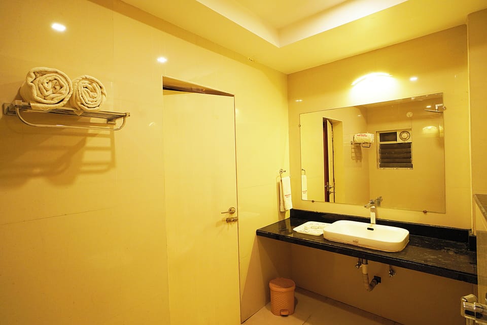 Deluxe Double Room | Bathroom | Eco-friendly toiletries