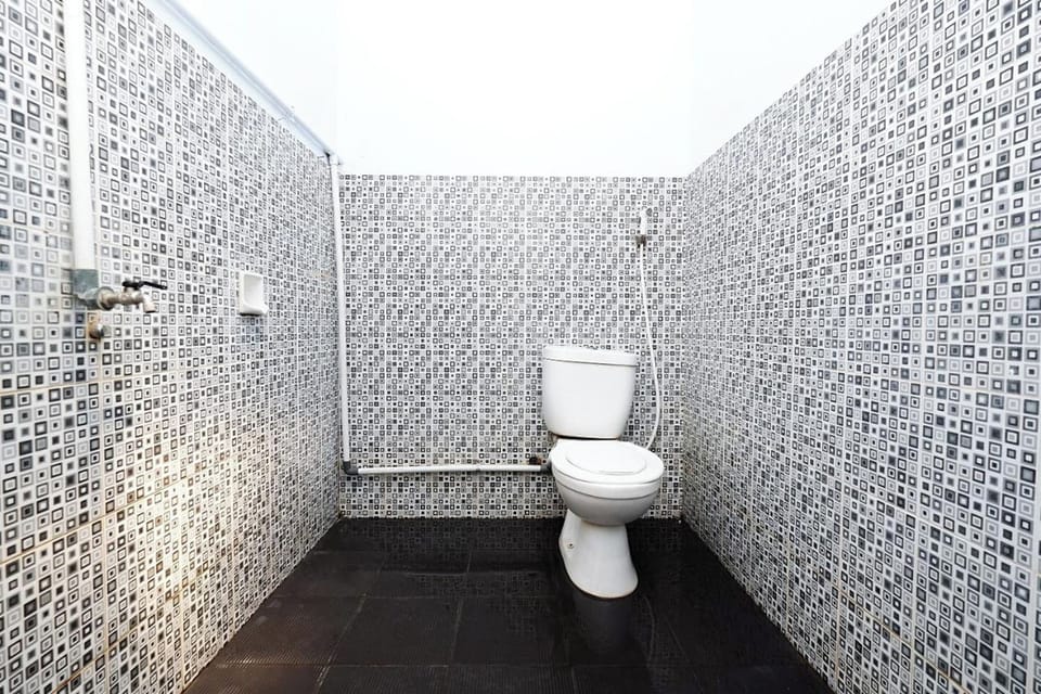 Standard Room | Bathroom | Shower, hydromassage showerhead, towels