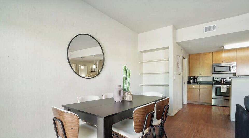 Dining area for 6 open to the kitchen and living room