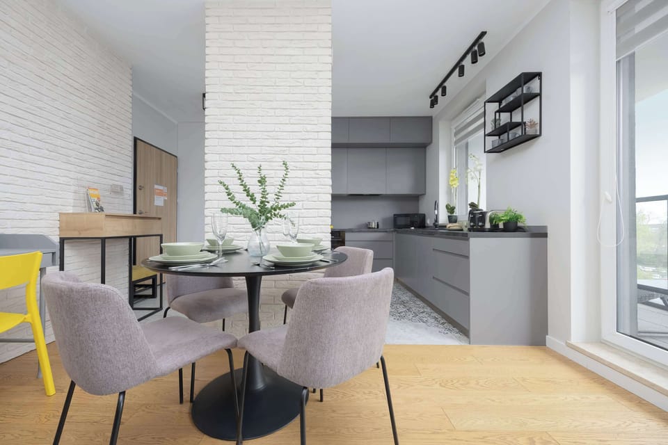 The cosy living room space harmoniously interacts with the kitchenette to create a comfortable and cosy atmosphere.