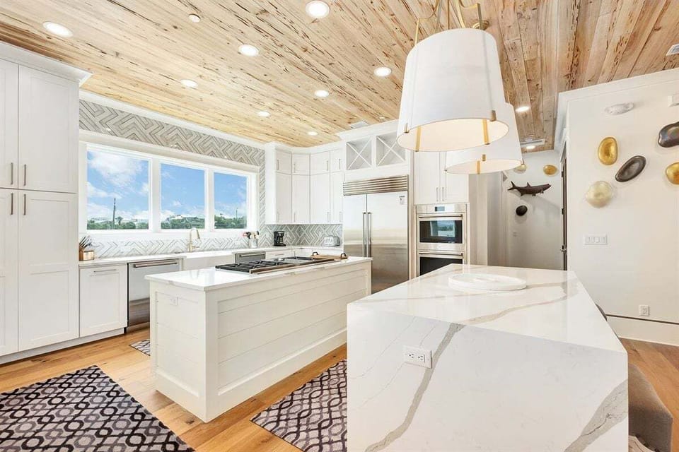 Fully-equipped kitchen with kitchen island that seats three