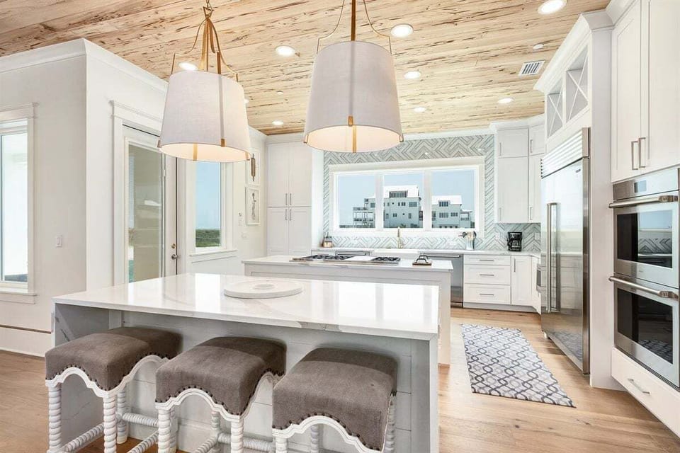 Fully-equipped kitchen with kitchen island that seats three