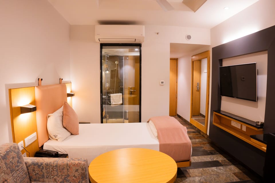 Deluxe Single Room, 1 Bedroom, City View | Down comforters, Tempur-Pedic beds, minibar, in-room safe