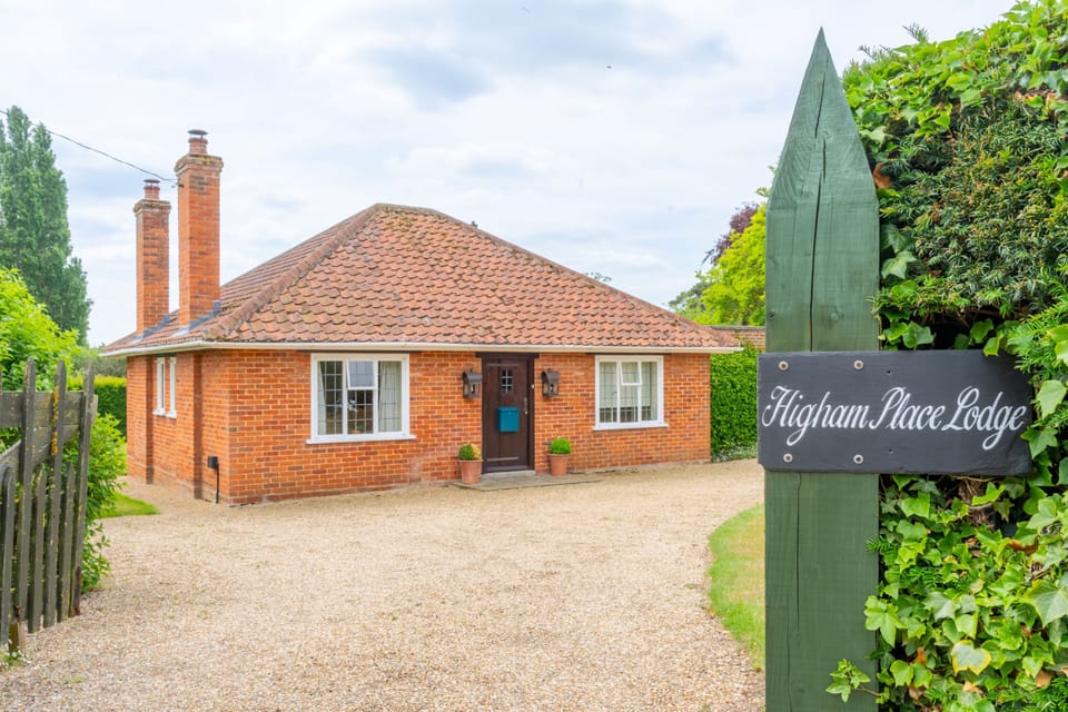 Higham Place Lodge, Higham: Driveway big enough for three cars